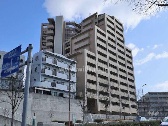 ロイヤルヴェーゼ四谷通の外観（南西側から）