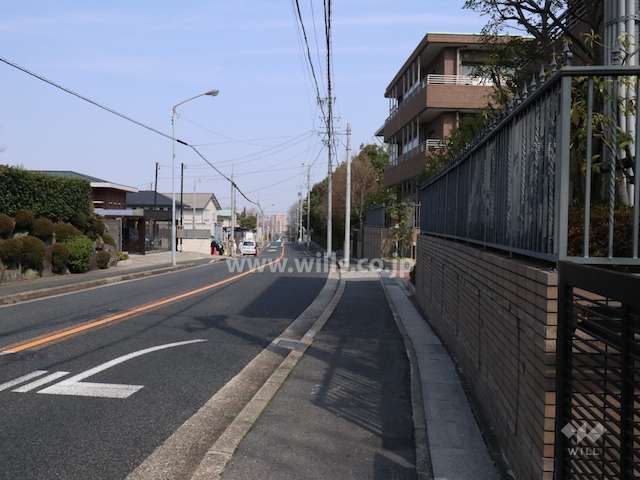 敷地西側の前面道路