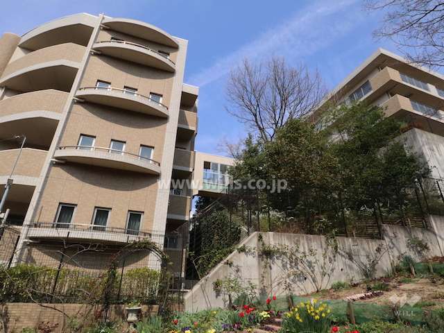 ディーグランセ東山元町の外観。棟を結ぶ渡り廊下