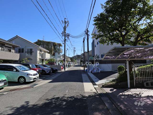 敷地の北側前面道路（西側から）