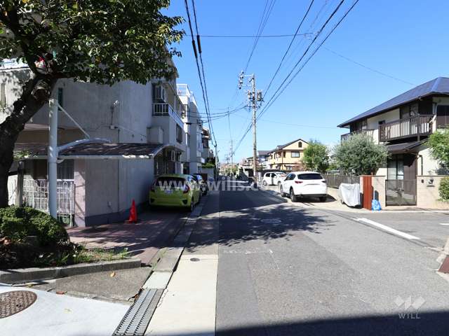 敷地の北側前面道路（東側から）