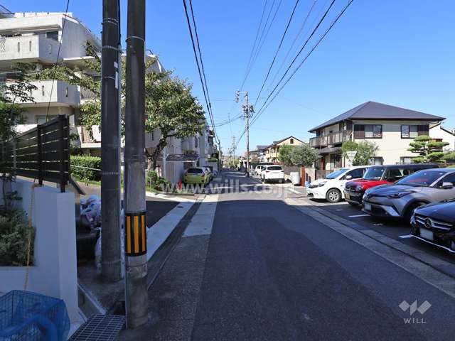 敷地の北側前面道路（東側から）