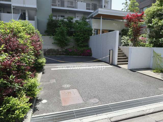 駐車場出入り口(リングシャッター付き)