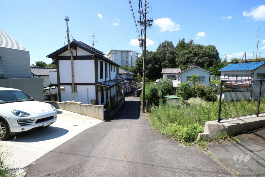 敷地南側の前面道路（東側から）