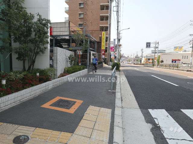 敷地北側の前面道路(バス停あり、バスレーンありの3車線)