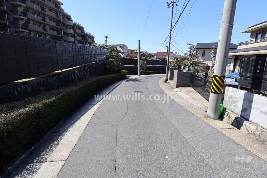 敷地北側の前面道路（東側から）