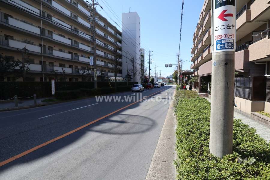 敷地南側の前面道路（東側から）