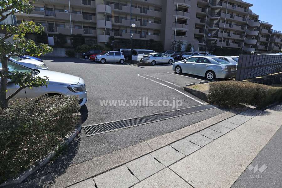 敷地北側の駐車場出入り口