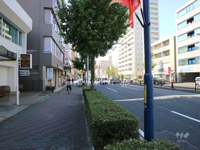 敷地北側の前面道路。片側3車線の道路です。
