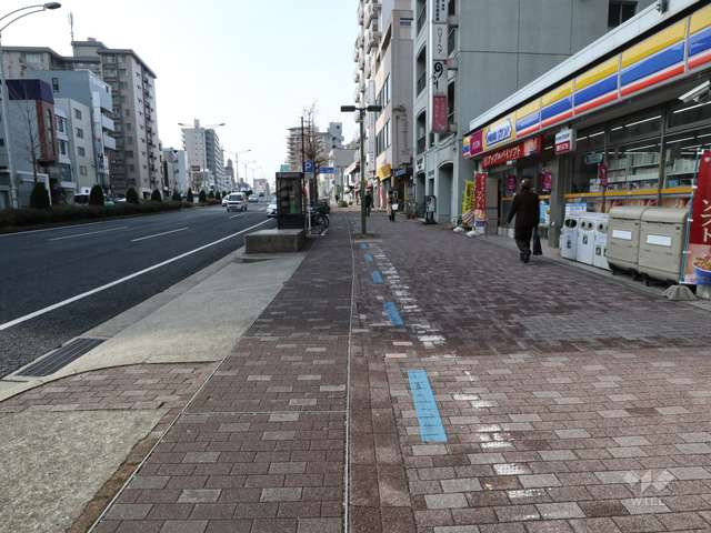 敷地南側の前面道路(東側から)