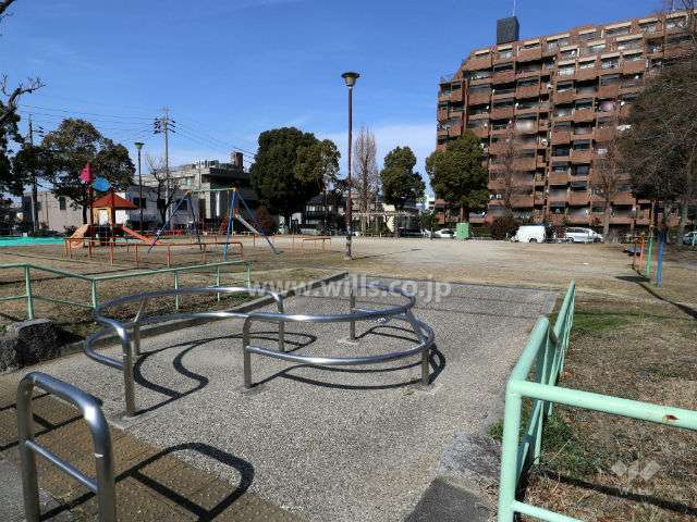 不動公園(南側に位置)とマンション