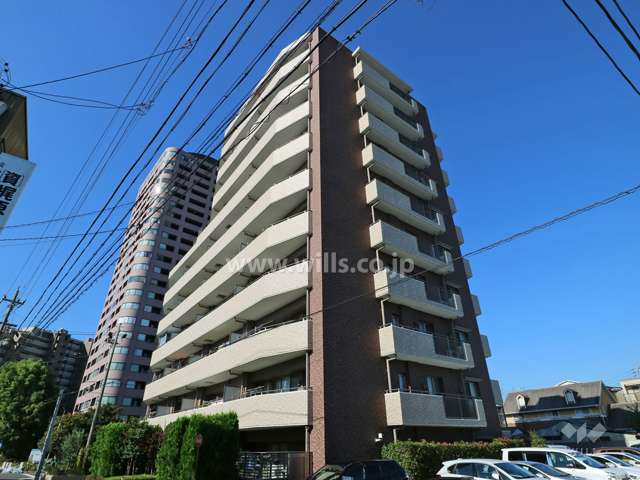 エントランスはオートロック付きです。