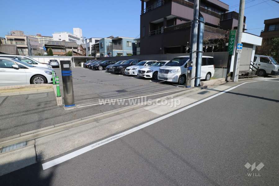 敷地の南西側前面道路(北西側から撮影)