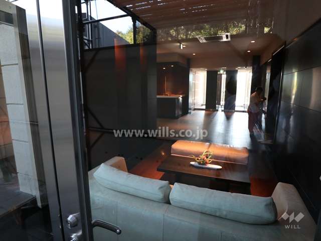 敷地南側の前面道路（西側から）