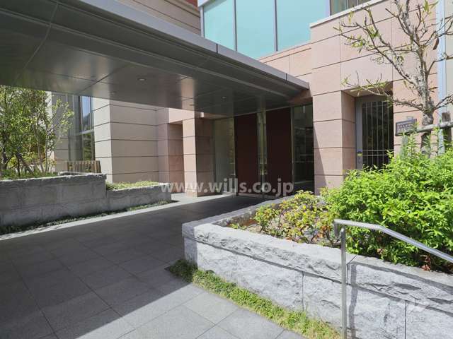 エントランスはオートロック付きです。