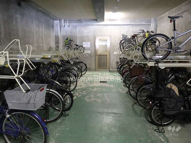 屋内に設けられた駐輪場