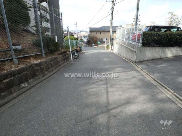 敷地南側の前面道路(東側から)