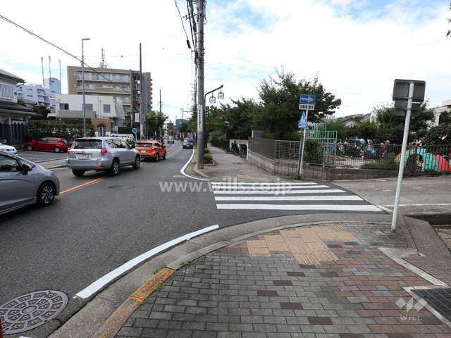 敷地南側の前面道路(東側から)