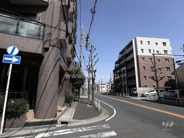 敷地東側の前面道路。二車線のバス通りです。