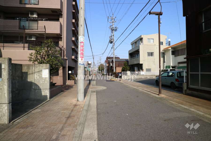 敷地東側の前面道路