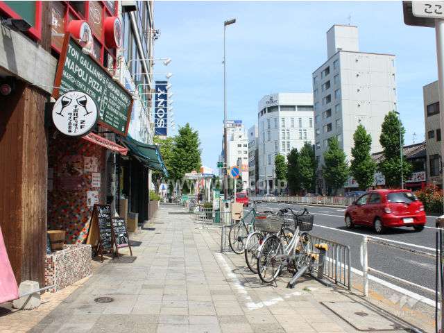 敷地南側の前面道路。片側三車線の広い道です。