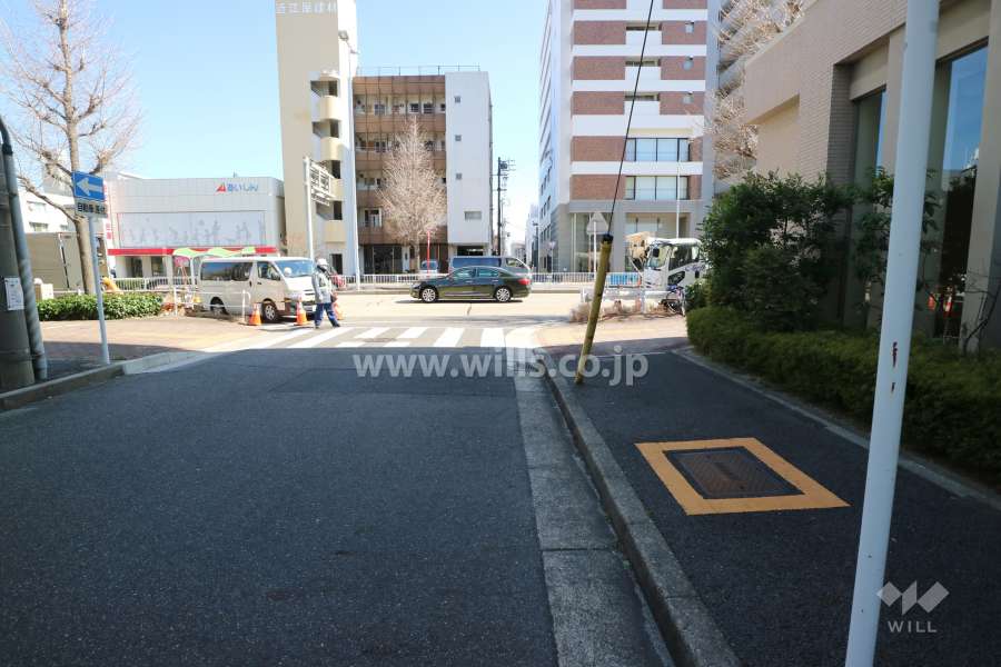 敷地の北側前面道路（西側から）