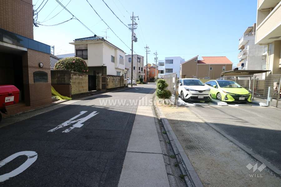 敷地の南側前面道路（東側から）