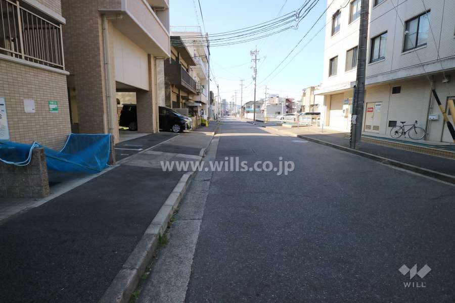 敷地の北側前面道路（東側から）