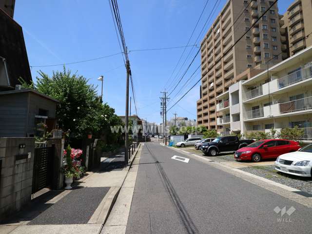 敷地の北側前面道路（東側から）