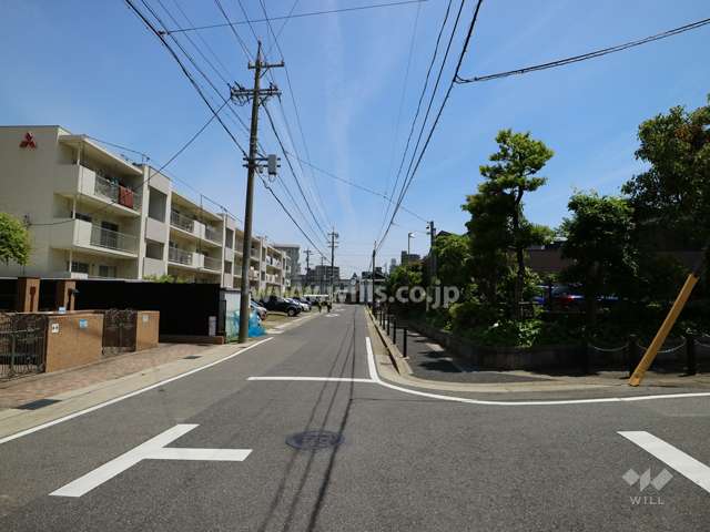 敷地の北側前面道路（西側から）