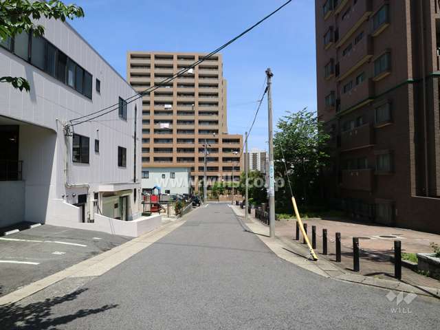 物件の西側前面道路（南側から）