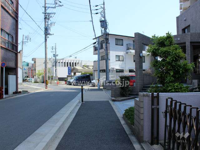 敷地西側の前面道路