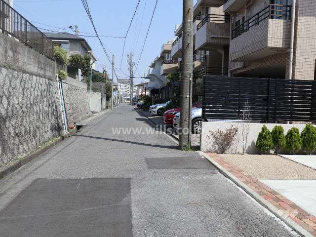 敷地西側の前面道路