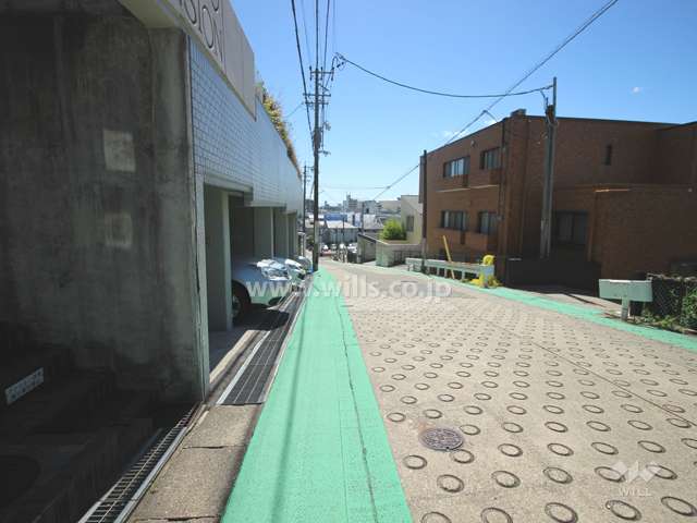 敷地北側の前面道路.マンションは坂の上にあります.