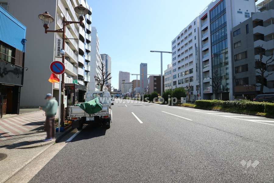 敷地南側の前面道路。地下鉄の上を走る三車線のバス通りです。