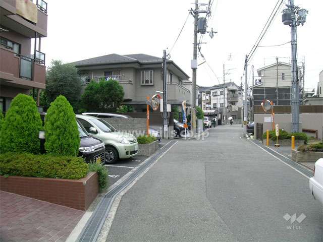 周辺の道幅は狭め、マンションと一戸建てが混在しています