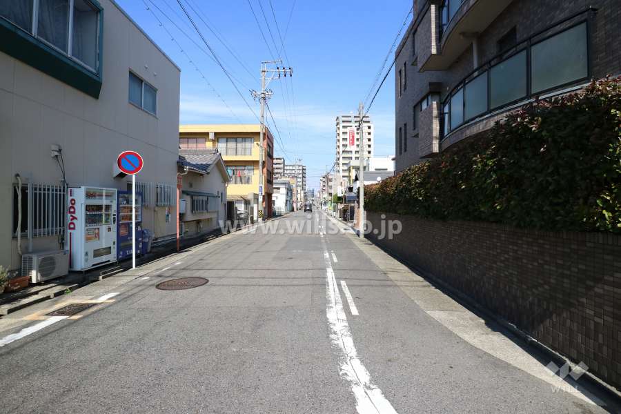 敷地西側の前面道路