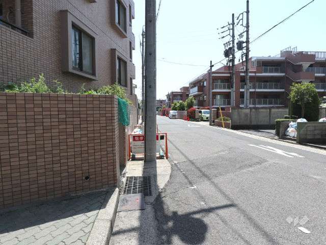 敷地西側の前面道路