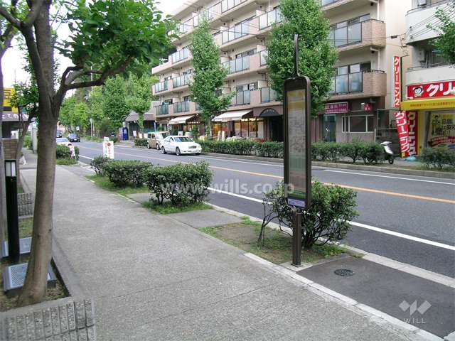 敷地の東側、すぐ目の前にバス停があります。