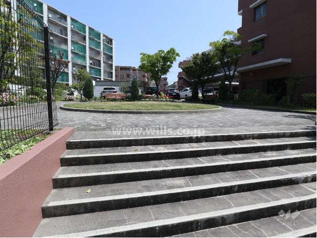 敷地内の小さな広場