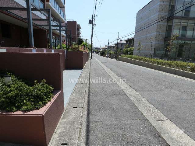 敷地西側の前面道路