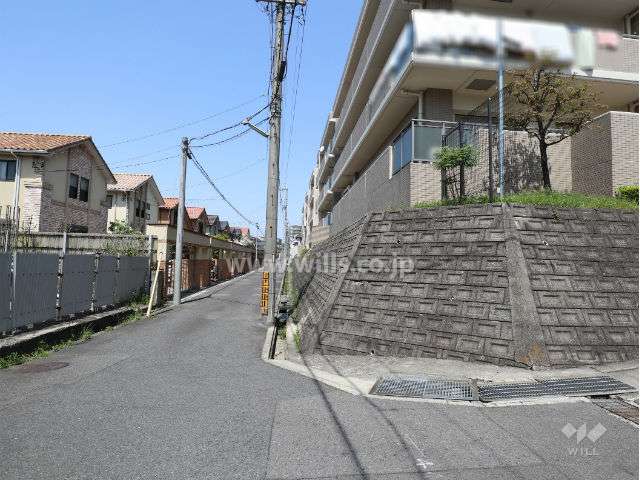 敷地西側の前面道路