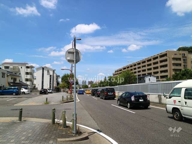 敷地南側の前面道路。近くに名古屋高速のICがあり、交通量の多い道路です。