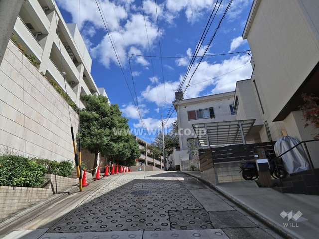 敷地の南東側前面道路（南西側から）