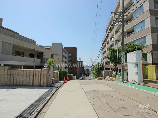 敷地北側の前面道路.坂の多い道です.