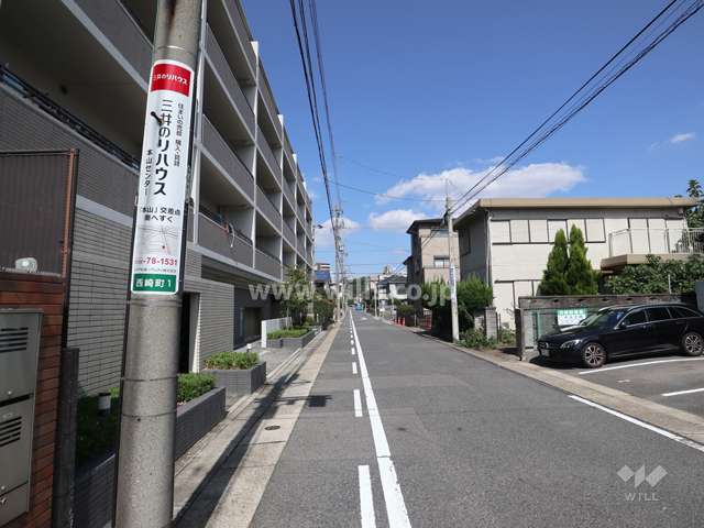 敷地南東側の前面道路（南西側から）