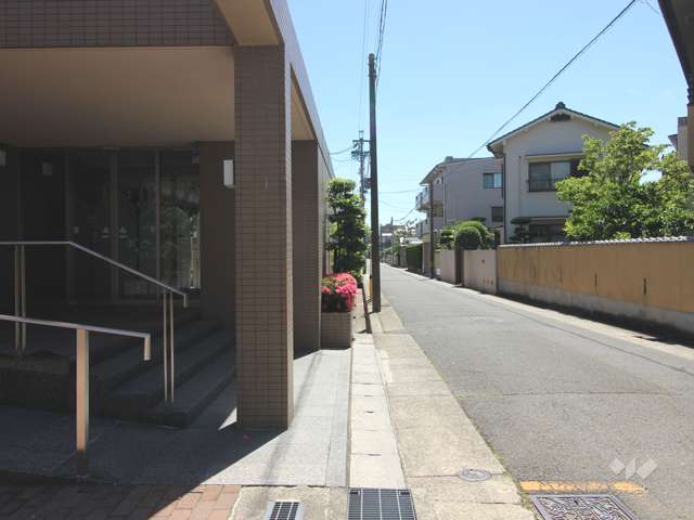 敷地西側の前面道路