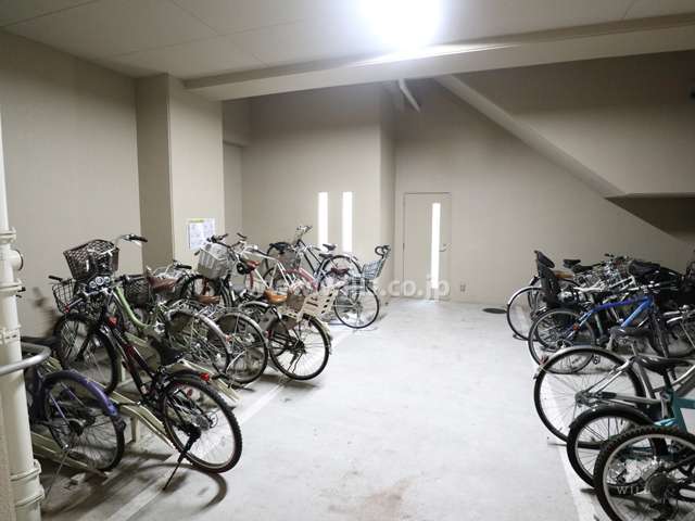 屋内に設けられた駐輪場