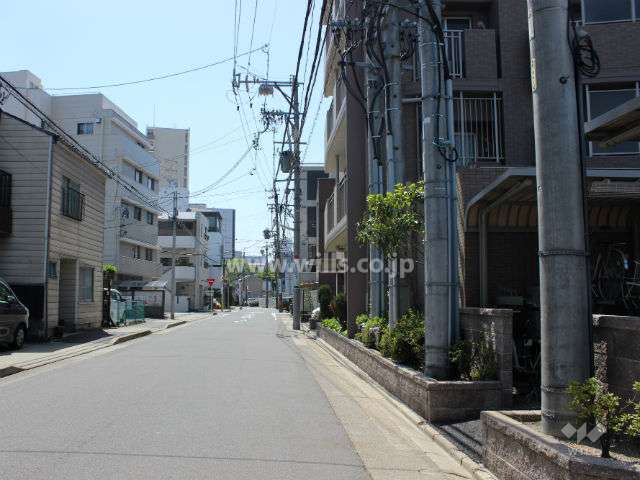 敷地東側の前面道路。通学路になっています。