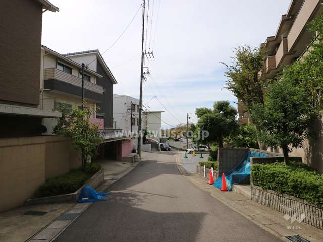 敷地の南側前面道路（東側から）